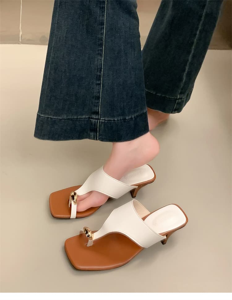 ヒョウ柄 メタリックバックル つまみサンダル 夏向け おしゃれ靴