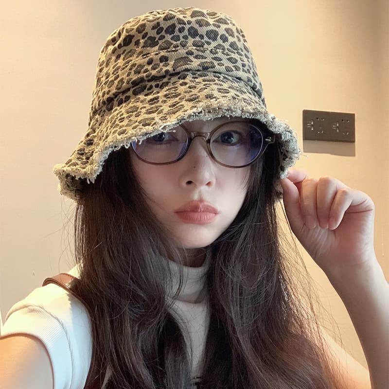 ほつれ感が魅力のヒョウ柄帽子