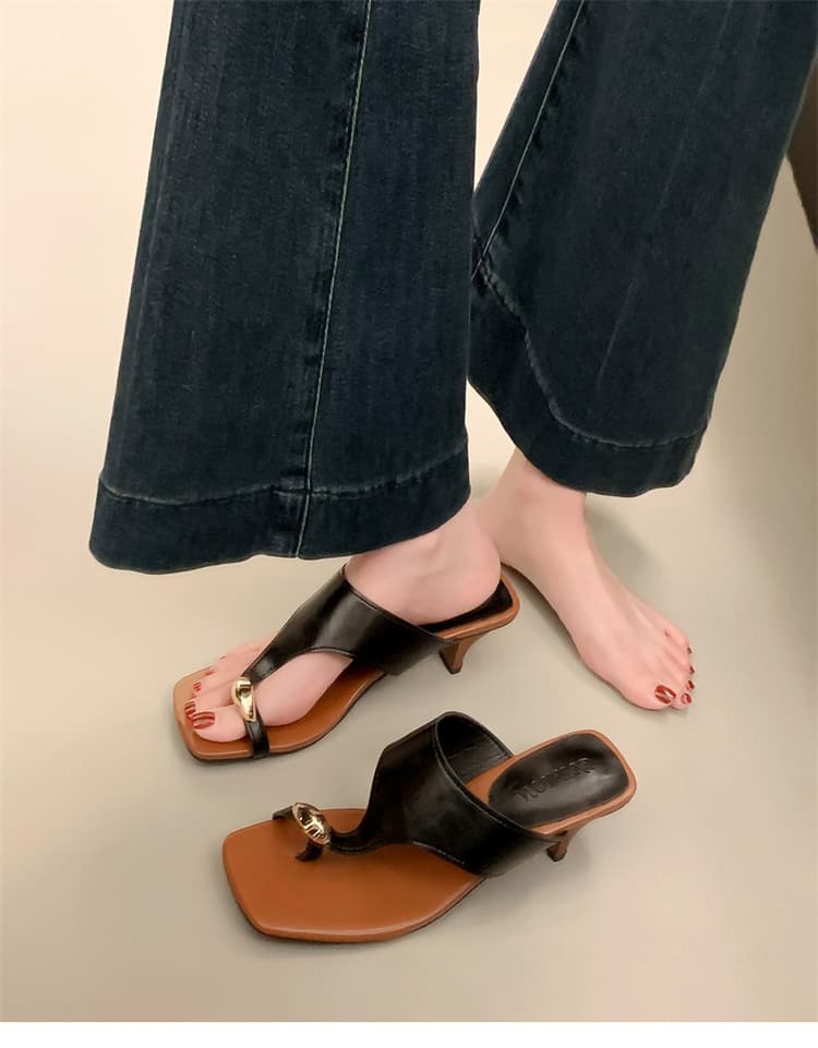 ヒョウ柄 メタリックバックル つまみサンダル 夏向け おしゃれ靴