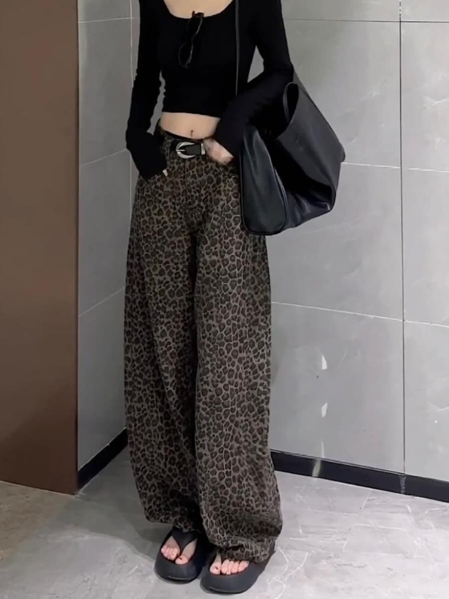 ヒョウ柄 野性的なワイドシルエットパンツ