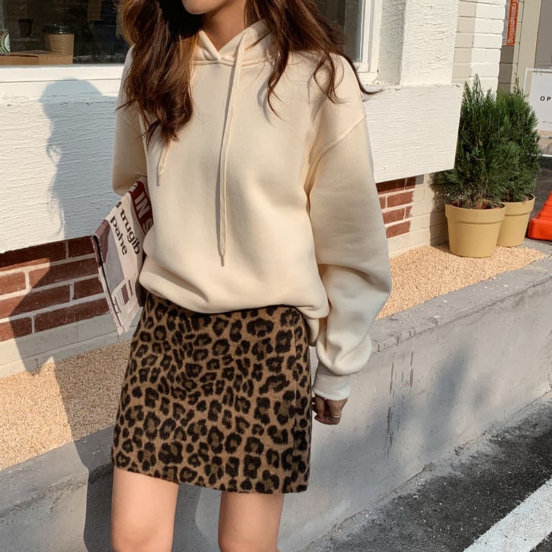 品の良いヒョウ柄ミニスカート
