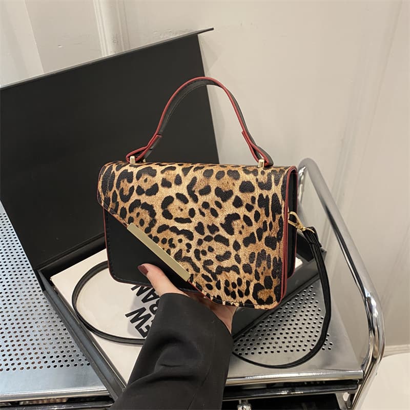 大人の余裕を感じさせるヒョウ柄ミニショルダーバッグ