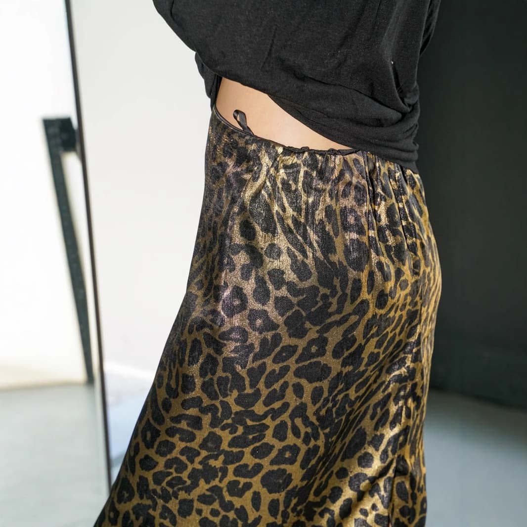 ぜいたくヒョウ柄シルクスカート
