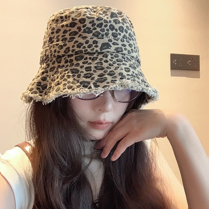 ほつれ感が魅力のヒョウ柄帽子