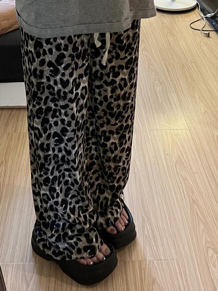 ベルベット素材のヒョウ柄ワイドパンツ