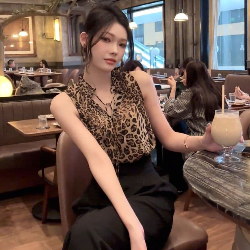 ヒョウ柄 優雅な印象のノースリーブヒョウ柄シャツ