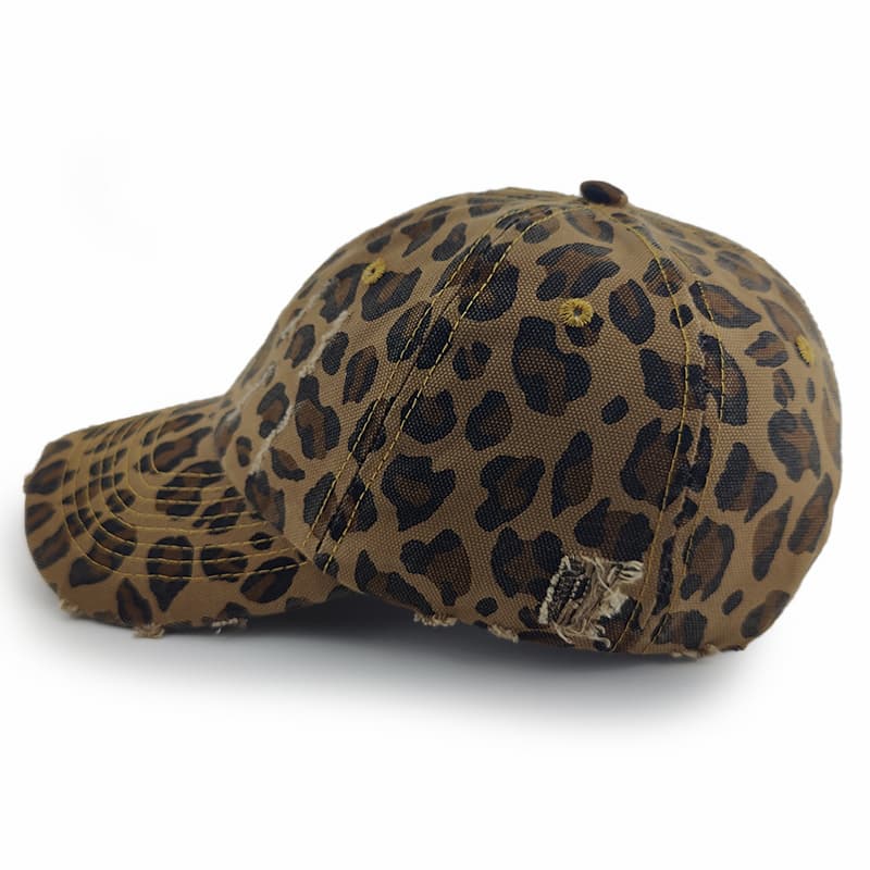 使い込んだ風合いのヒョウ柄キャップ