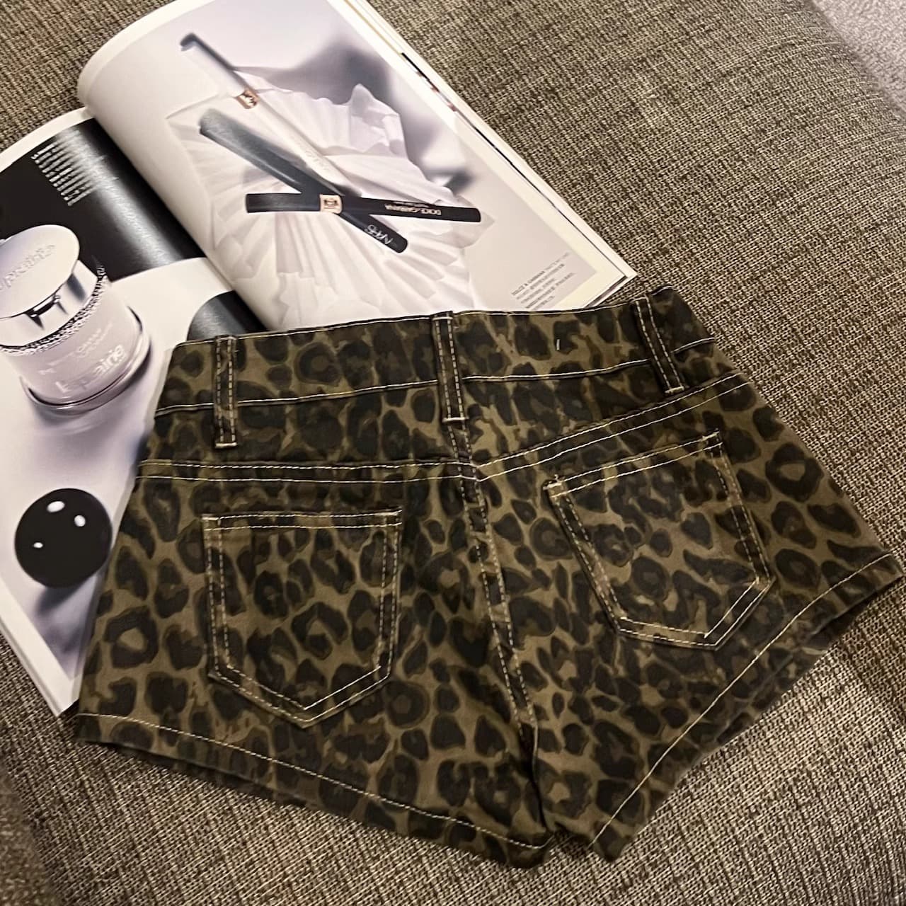大胆なヒョウ柄が目を引くカジュアルなショートパンツ