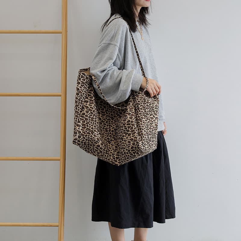 ふんわり軽やかヒョウ柄トート