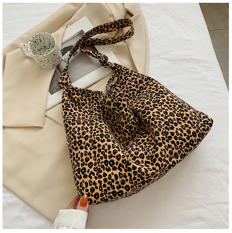 しなやかヒョウ柄ショルダーバッグ