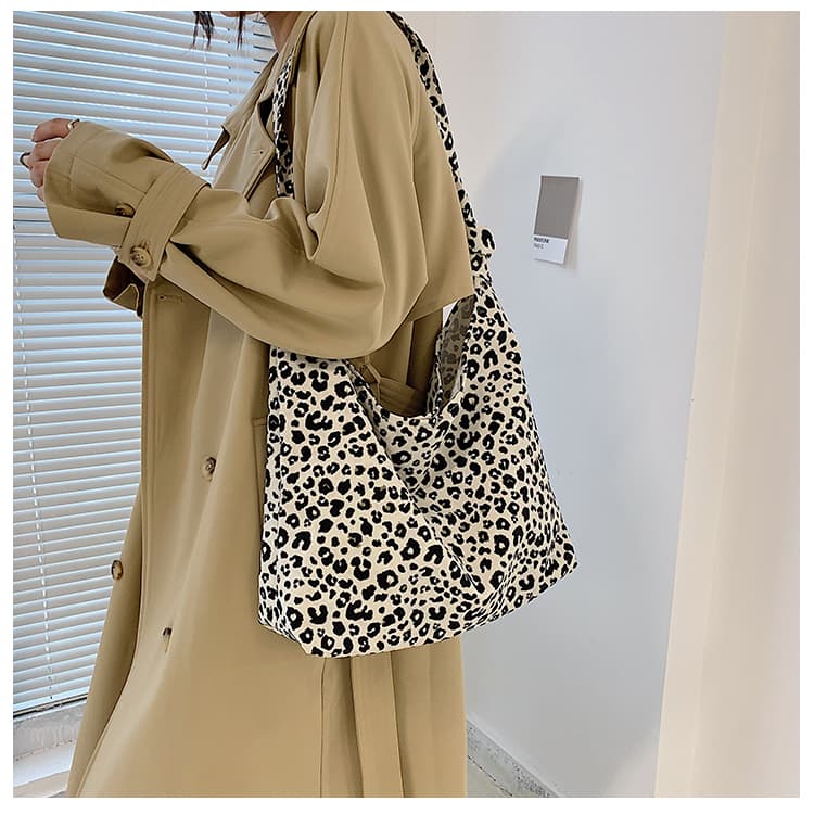 しなやかヒョウ柄ショルダーバッグ