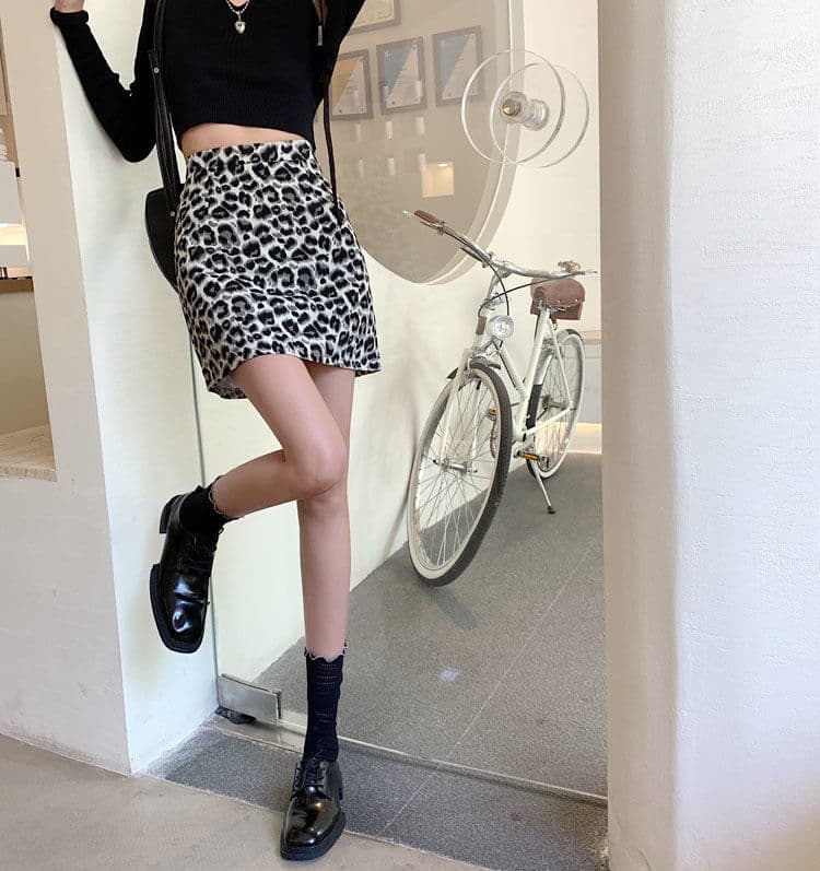 ヒョウ柄 野性美あふれるヒョウ柄ミニスカート
