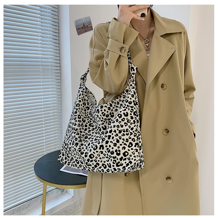 しなやかヒョウ柄ショルダーバッグ