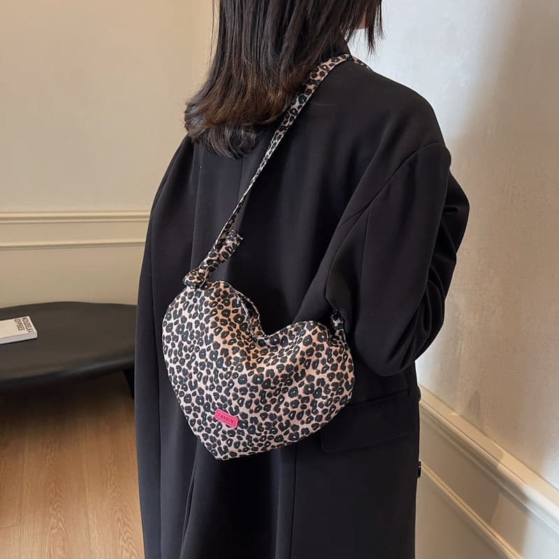 ハート型ヒョウ柄ミニバッグ