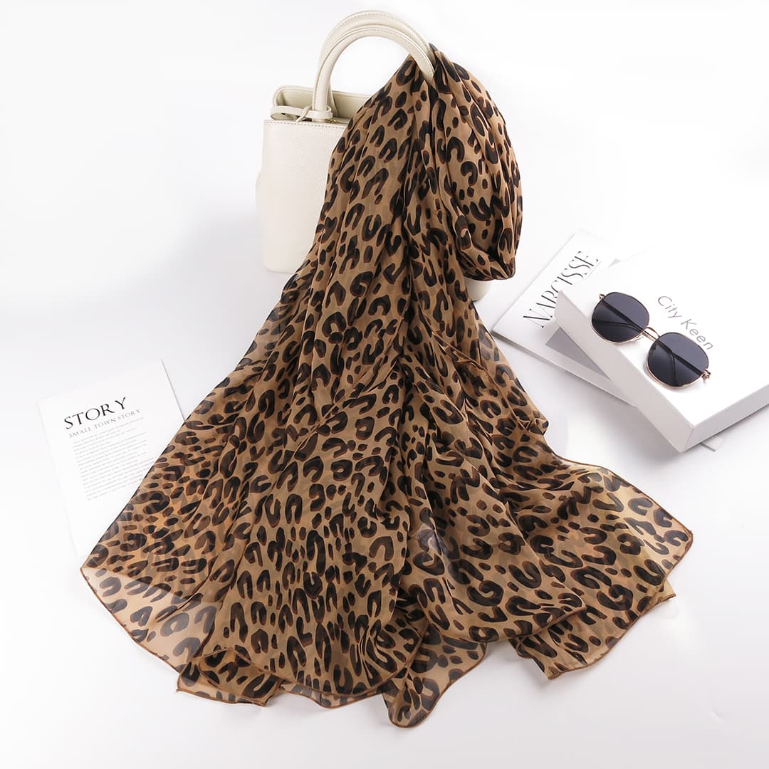 華やかヒョウ柄シルクマフラー