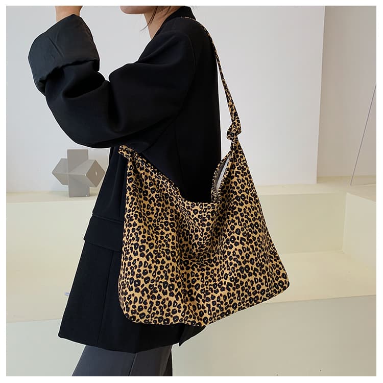 しなやかヒョウ柄ショルダーバッグ
