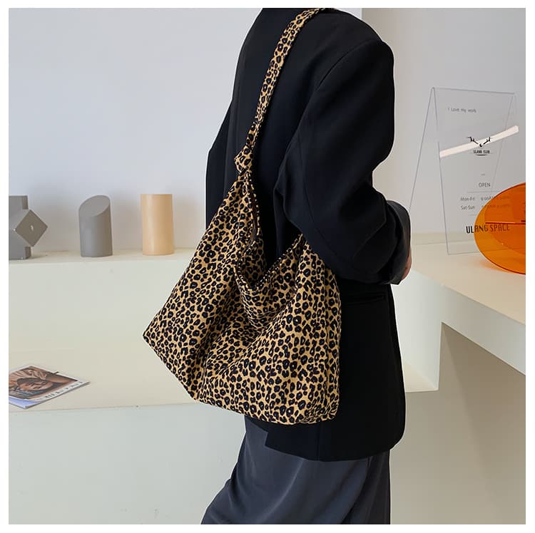 しなやかヒョウ柄ショルダーバッグ